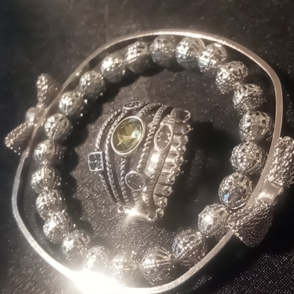 Bow bracelet with expandable bracelet and statement ring . Silver & green Stones